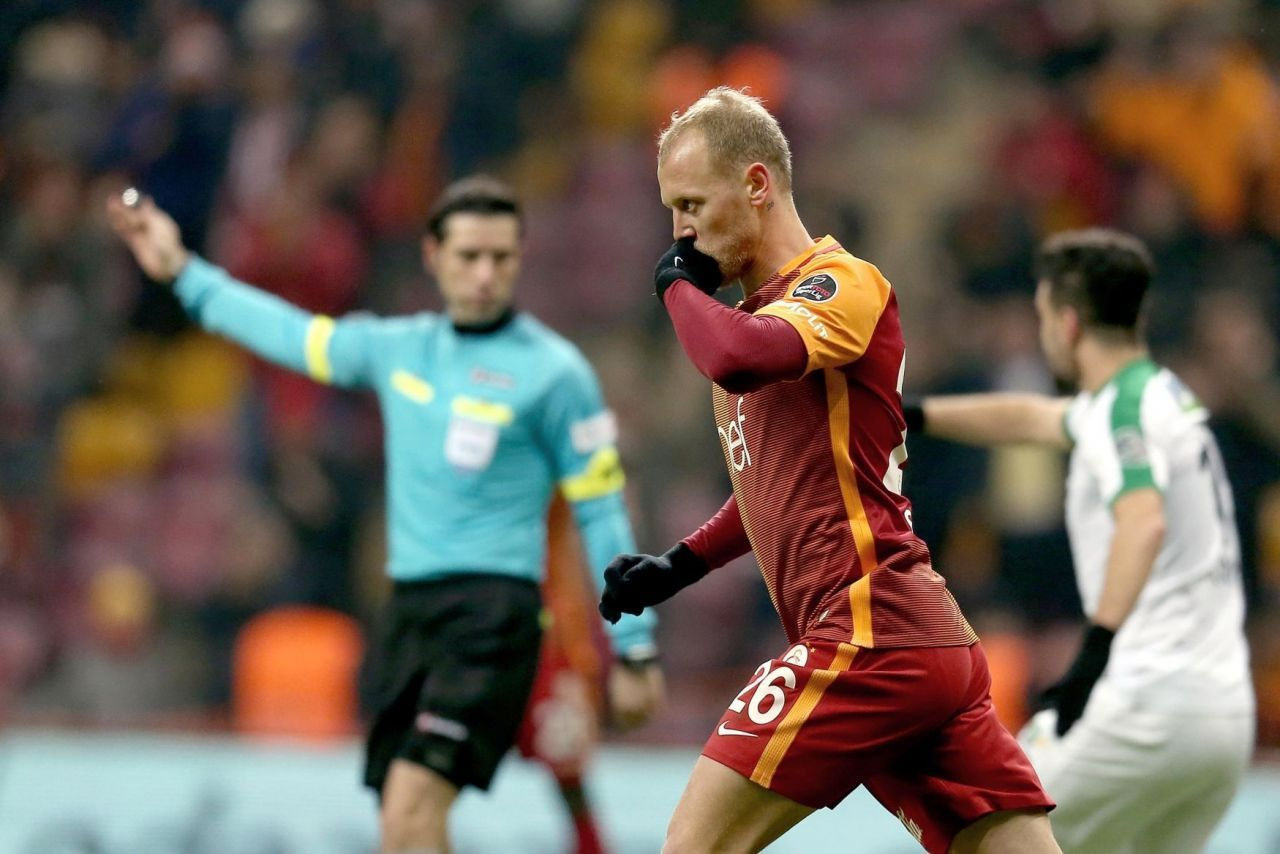 Seçil Erzan'dan parasını döve döve fazlasıyla aldı! Galatasaraylı Semih Kaya ve Ayhan Akman'a 'tefecilik' soruşturması