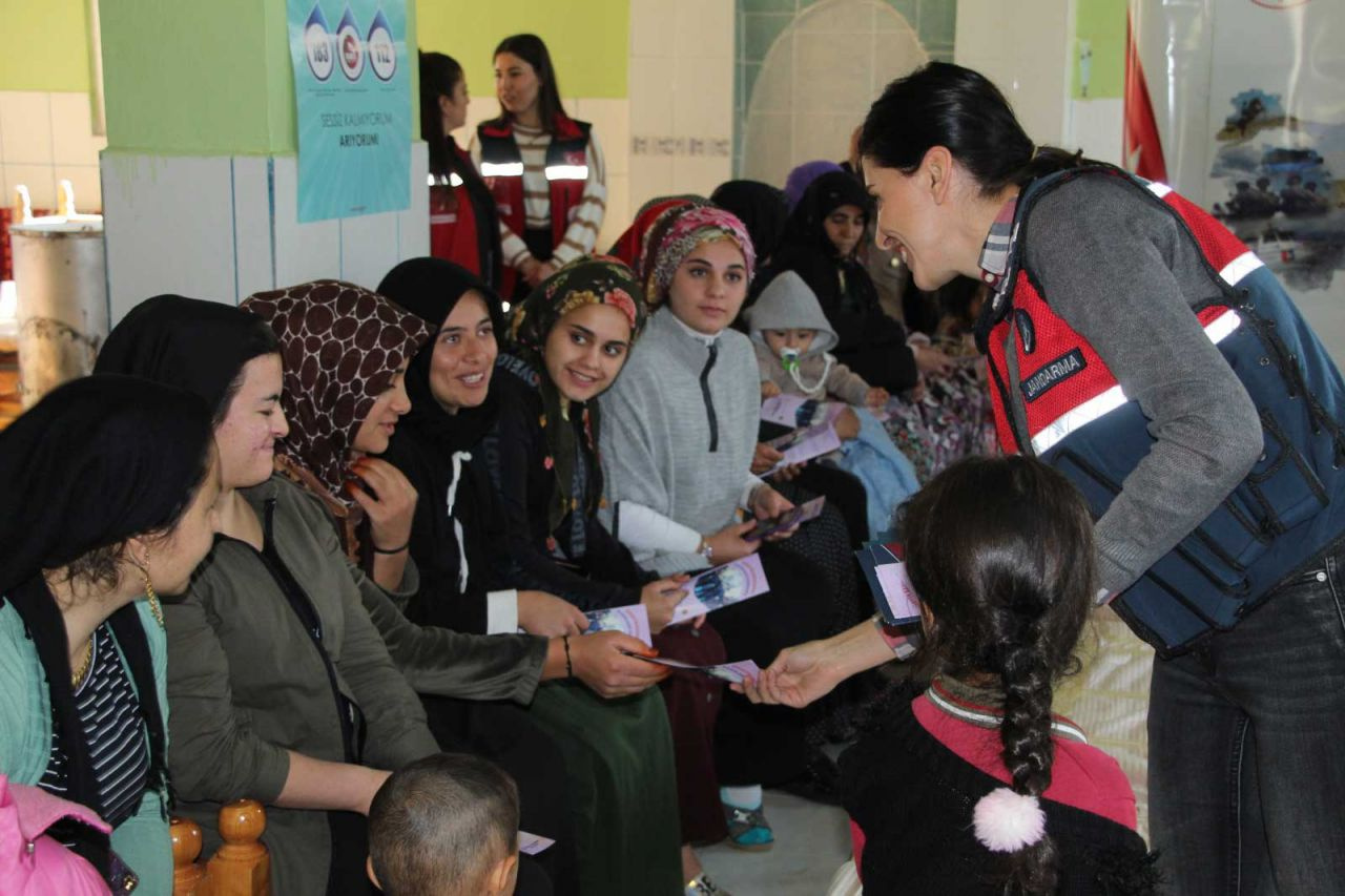 Kadın astsubaylar Şırnak'ta köylere gidip kadınları bilgilendirdi!