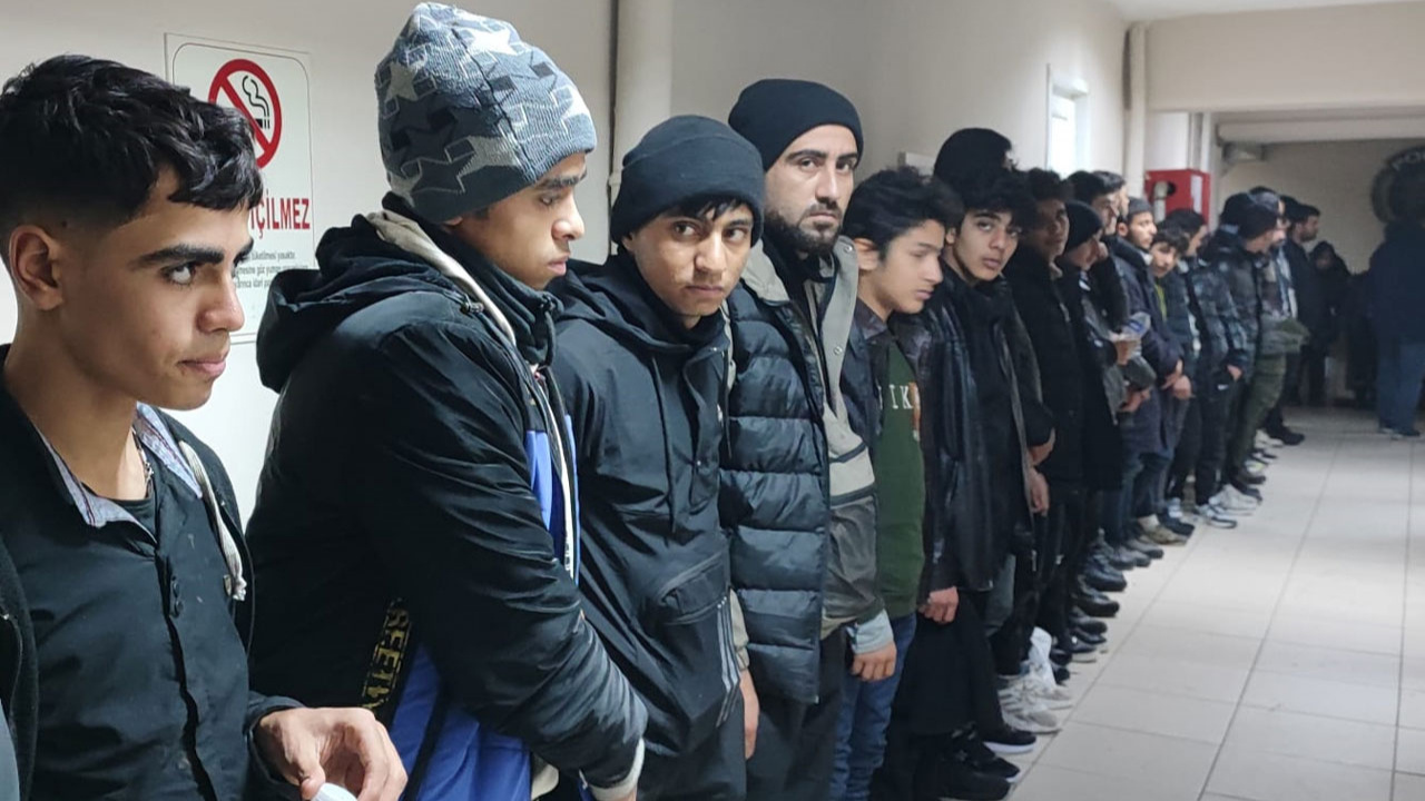 Kırklareli'nde 41 düzensiz göçmen ve 4 insan kaçakçısı yakalandı!