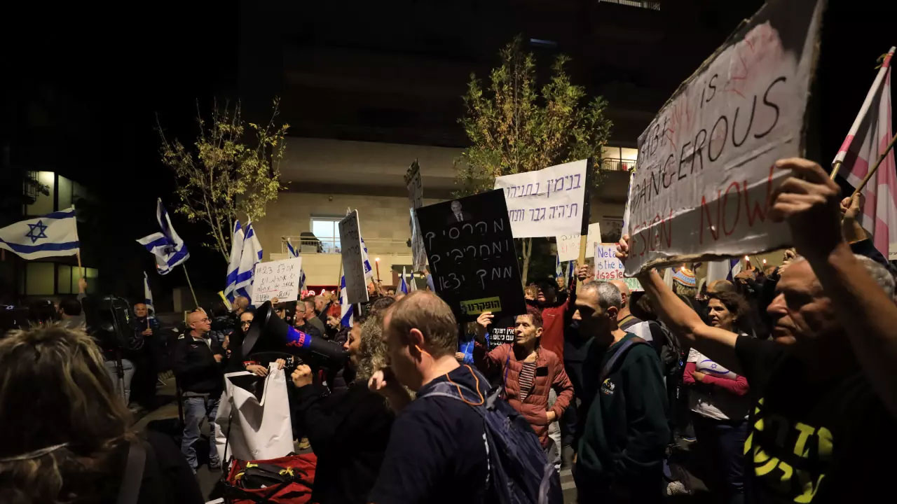 Netanyahu, resmi konutunun önünde protesto edildi