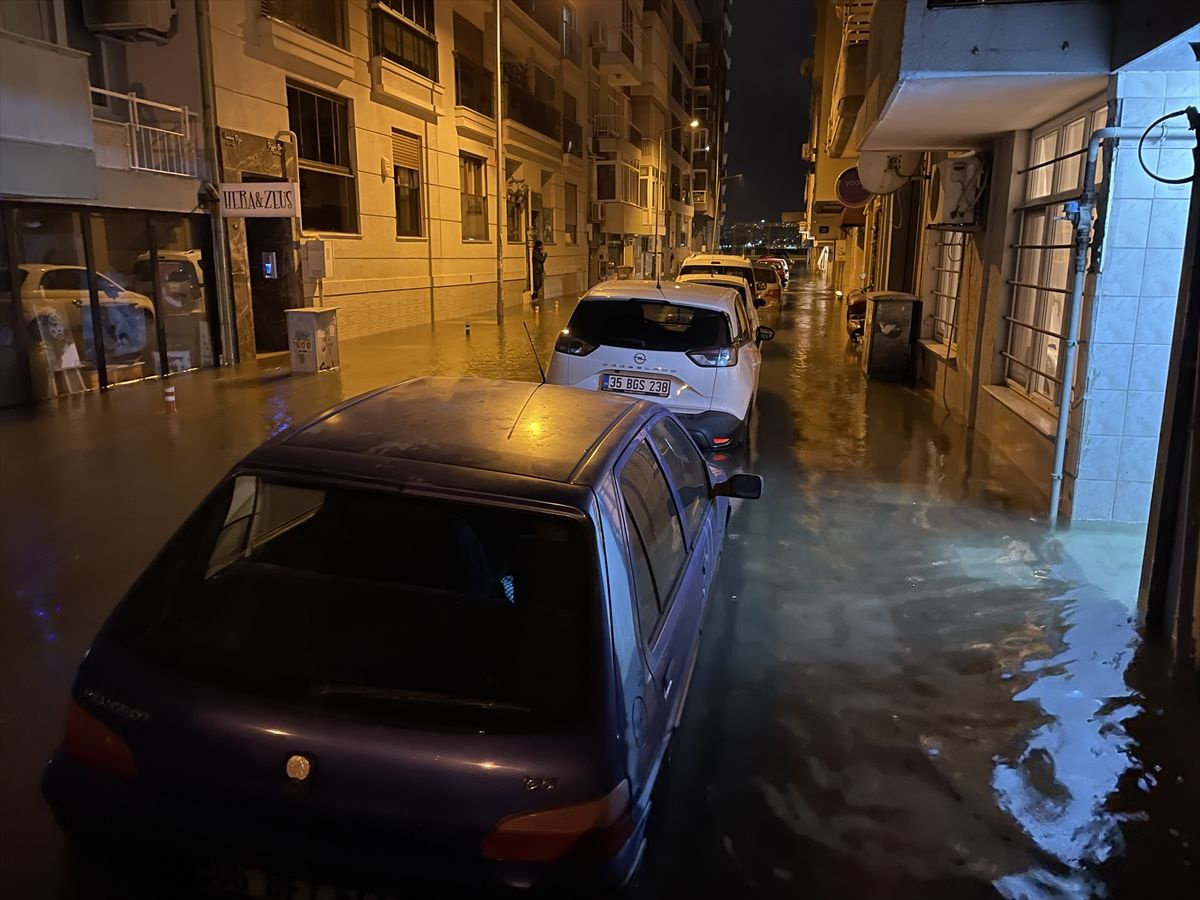 İzmir'de deniz taştı, cadde ve arka sokaklar su altında kaldı gün ağardı hasar ortaya çıktı
