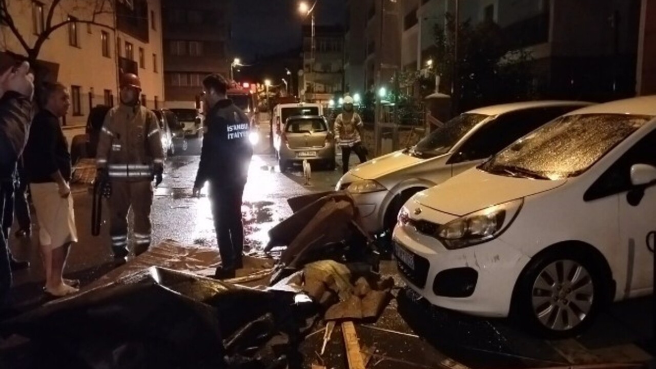 İstanbul gece yaşanan fırtınada uçan çatı otomobillerin üstüne düştü
