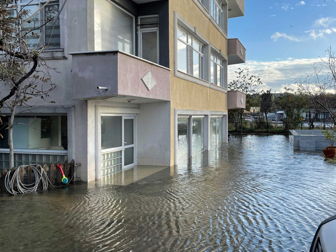 İstanbul'da Küçükçekmece Gölü yükseldi, evler su içinde kaldı!