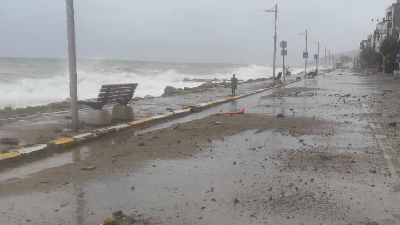 Yalova Çınarcık'ta uçan çatının altında kalarak yaralandı