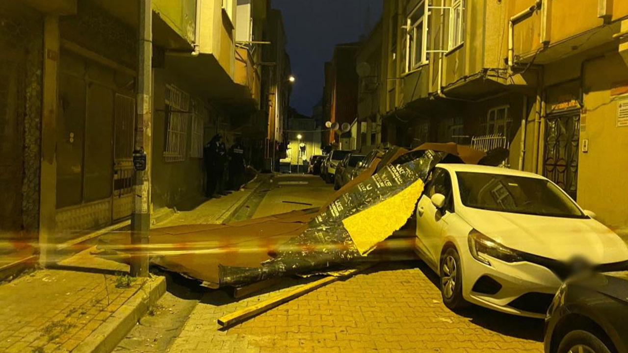 İstanbul'da fırtına: Kağıthane'de bir binanın çatısı uçtu!