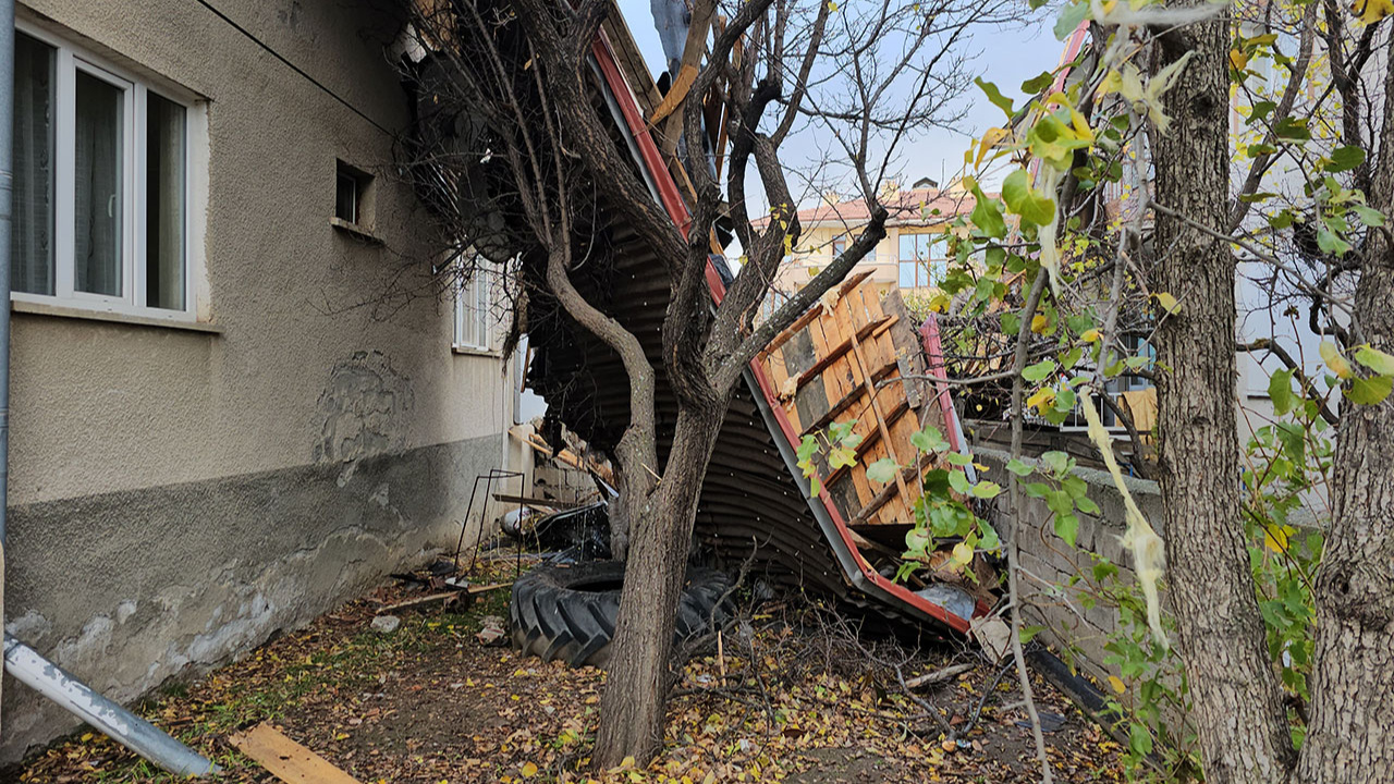 Erzincan'da fırtına apartmanın çatısını uçurdu!