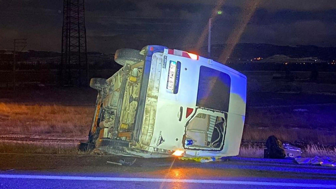 Afyonkarahisar'da minibüs devrildi: 7 kişi yaralandı!
