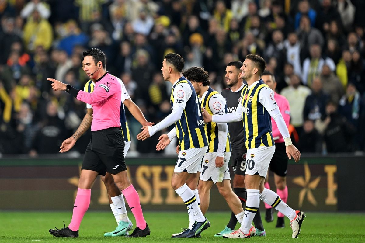 Fenerbahçe-Karagümrük maçının VAR kayıtları ortaya çıktı! Arda Kardeşler ile Hüseyin Göçek ne konuştu?
