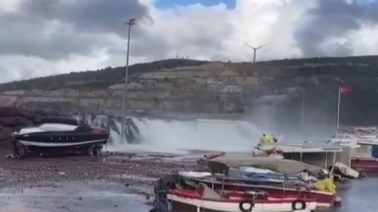İzmir’de dalgalar yükseldi! 4 kişi denize düştü