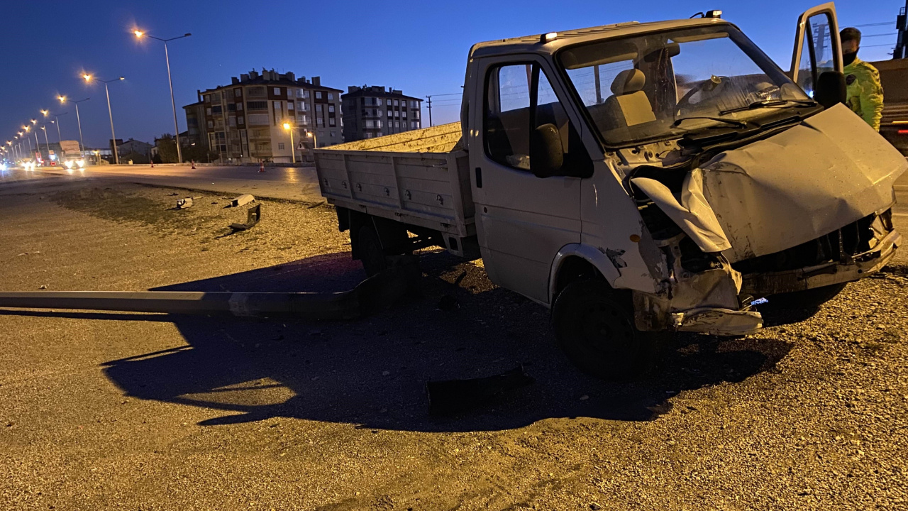 Konya'da kamyonet aydınlatma direğine çarptı, 1 kişi yaralandı