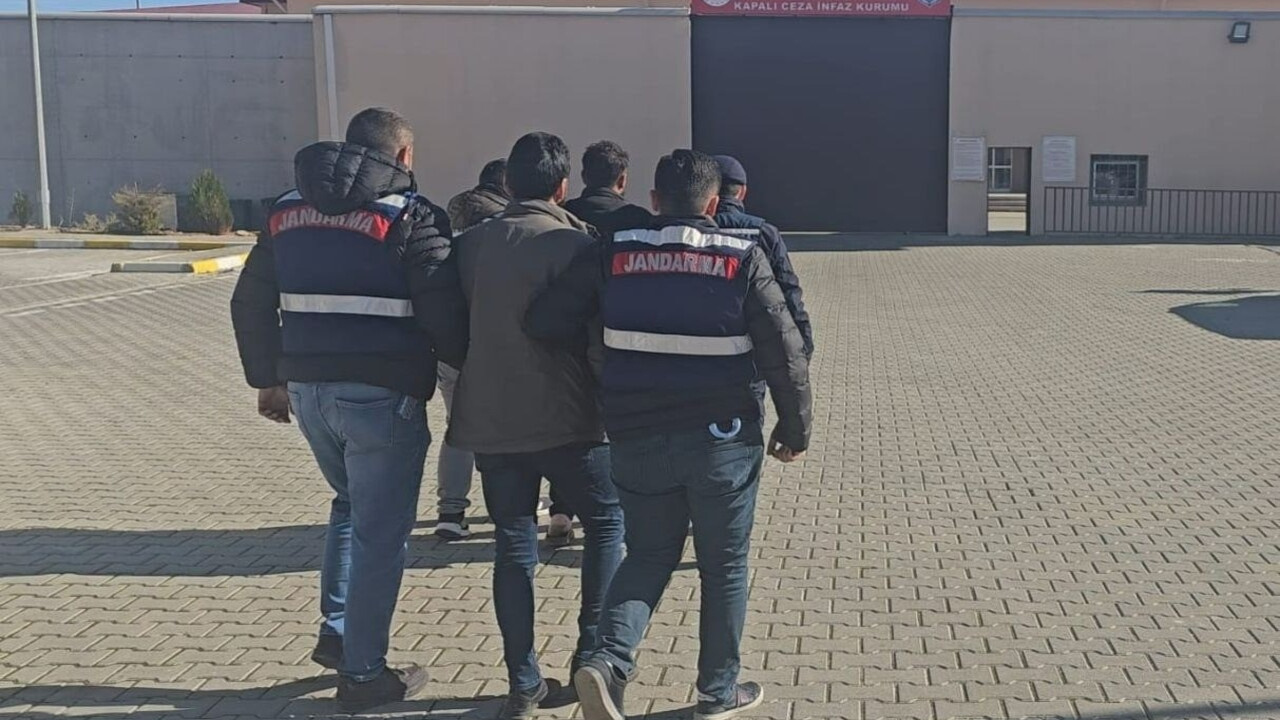 Gaziantep'te jandarma ekiplerince 3 düzensiz göçmen yakalandı