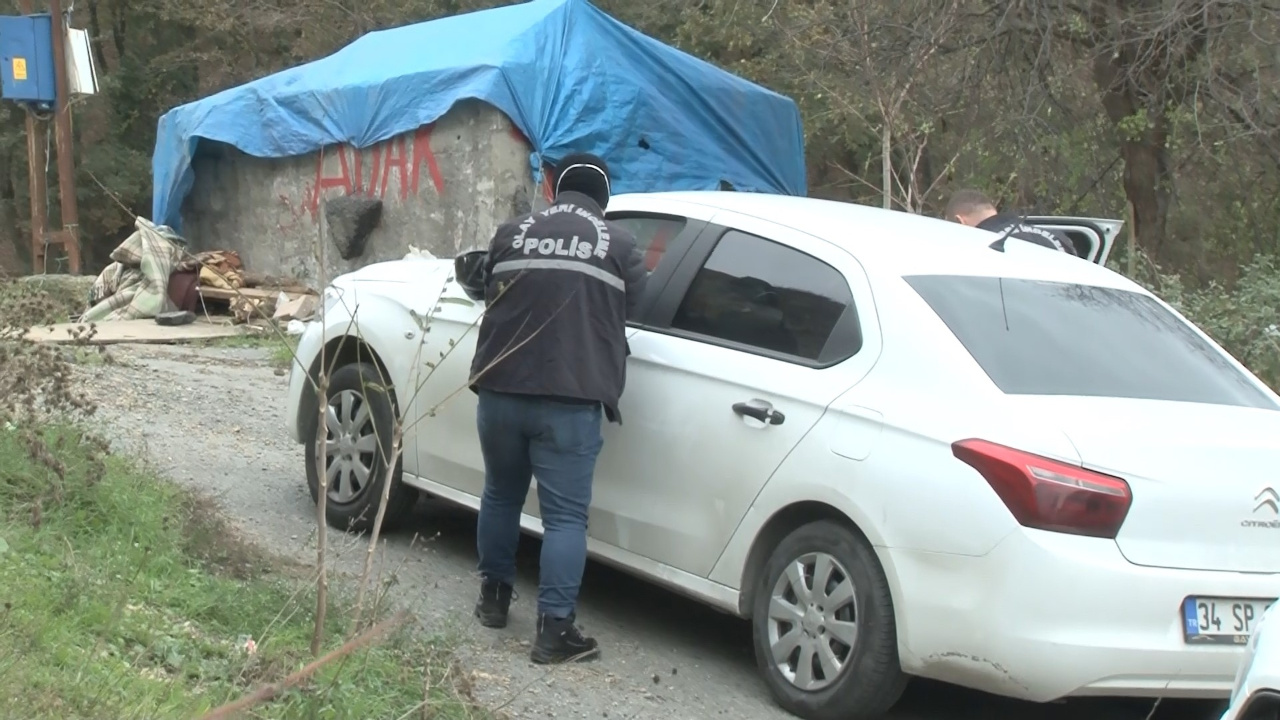 Arnavutköy'de bir otomobil kurşunlanmış halde bulundu