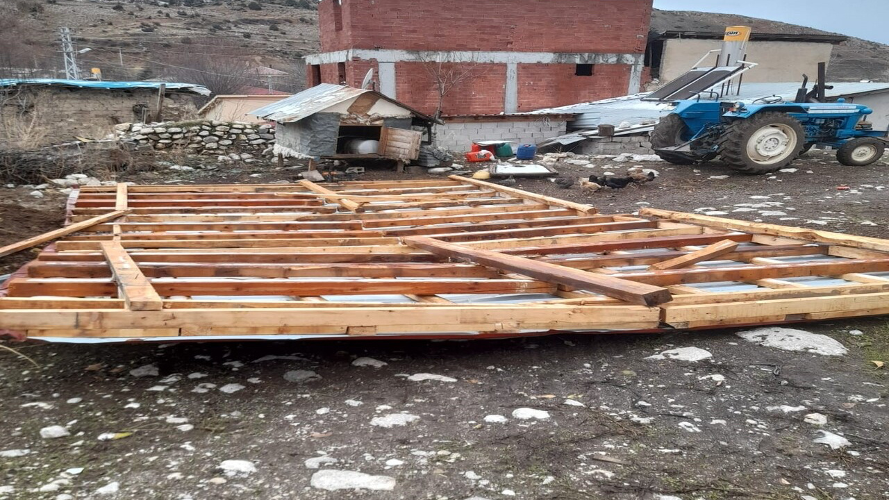 Erzincan’da fırtına evin çatısını uçurdu