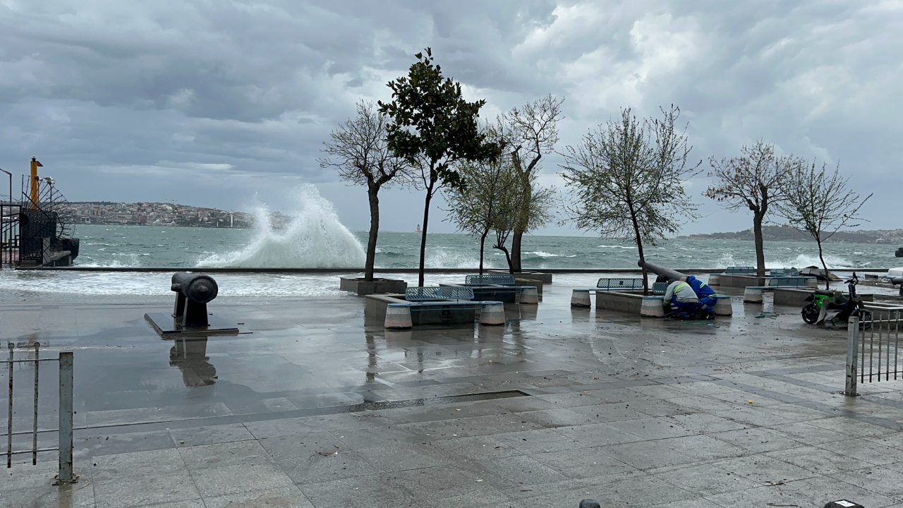 İstanbul'da fırtına, Beşiktaş sahilinde dalgalar oluştu