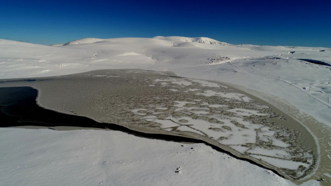 Erzurum'daki Kireçli Göleti'nin büyük bölümü buz tuttu!
