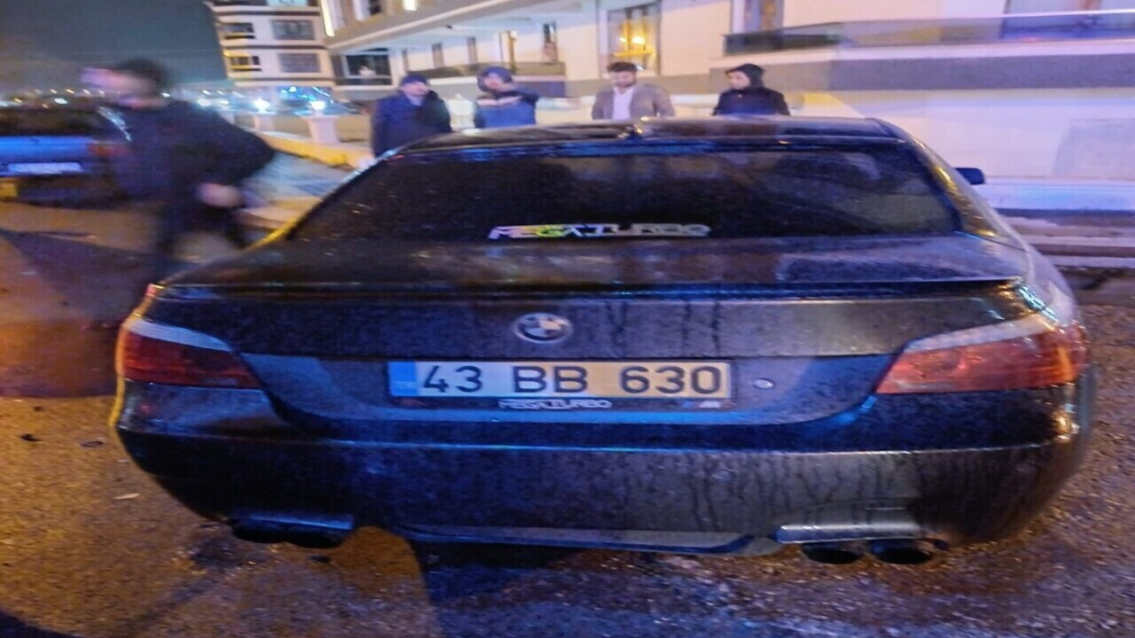 Kütahya'da otomobiller çarpıştı, 2 kişi yaralandı