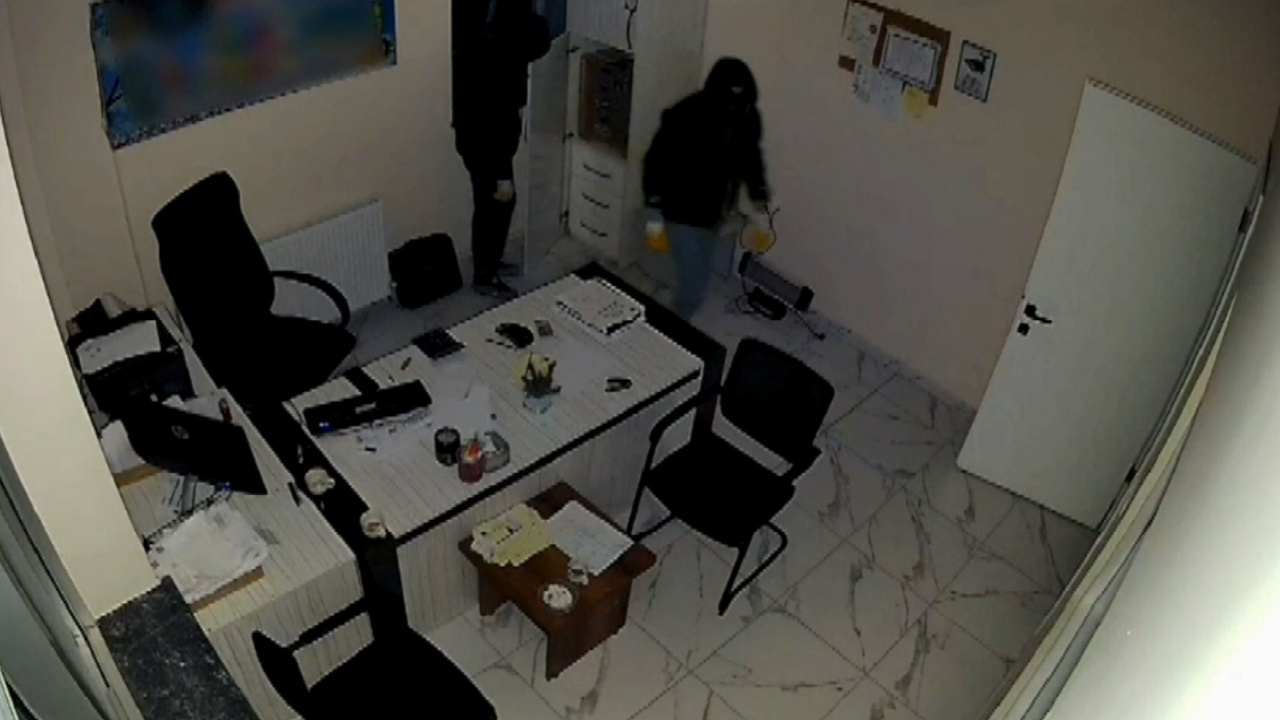 Maskeli hırsızlar kamerayı çevirip kasayı soydu