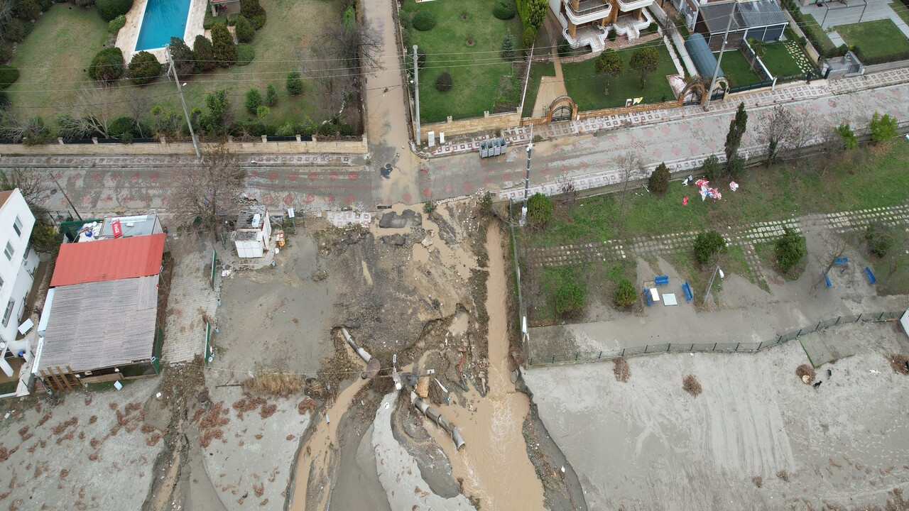 Silivri’de selden zarar gören evlerin hasarı giderilmeye başlandı