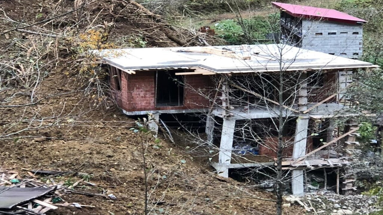 Arhavi’de heyelan, evler zarar gördü