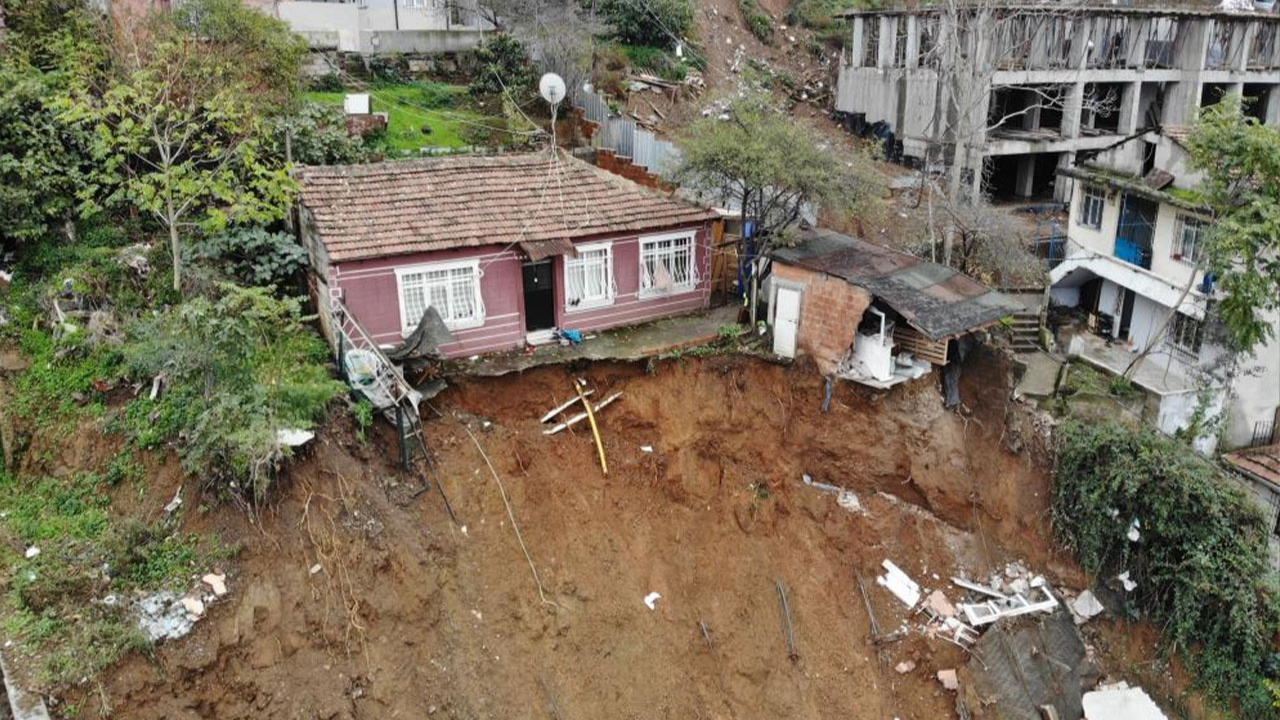 İstanbul'da toprak kayması! boşaltılan gecekondunun ek yapısında çökme oluştu