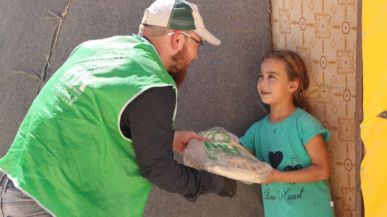 İHH'den Suriye'deki kamplara ekmek ve sıcak yemek yardımı