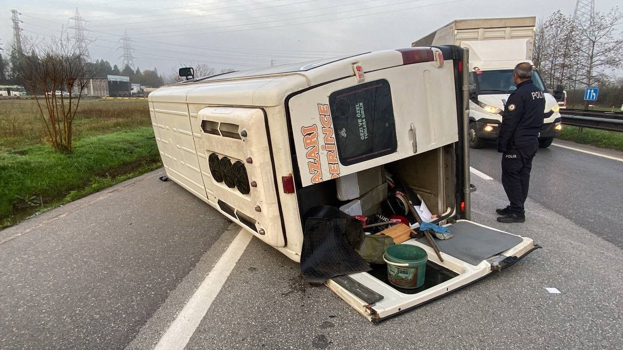 Otomobil yolcu minibüsüne çarptı, ortalık savaş alanına döndü: 17 yaralı