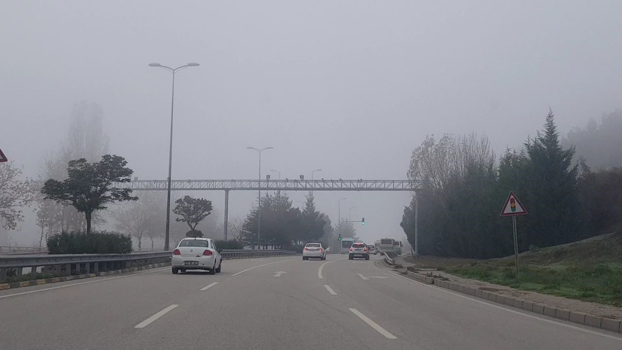 Karabük’te yoğun sis etkili oldu, sürücüler zor anlar yaşadı