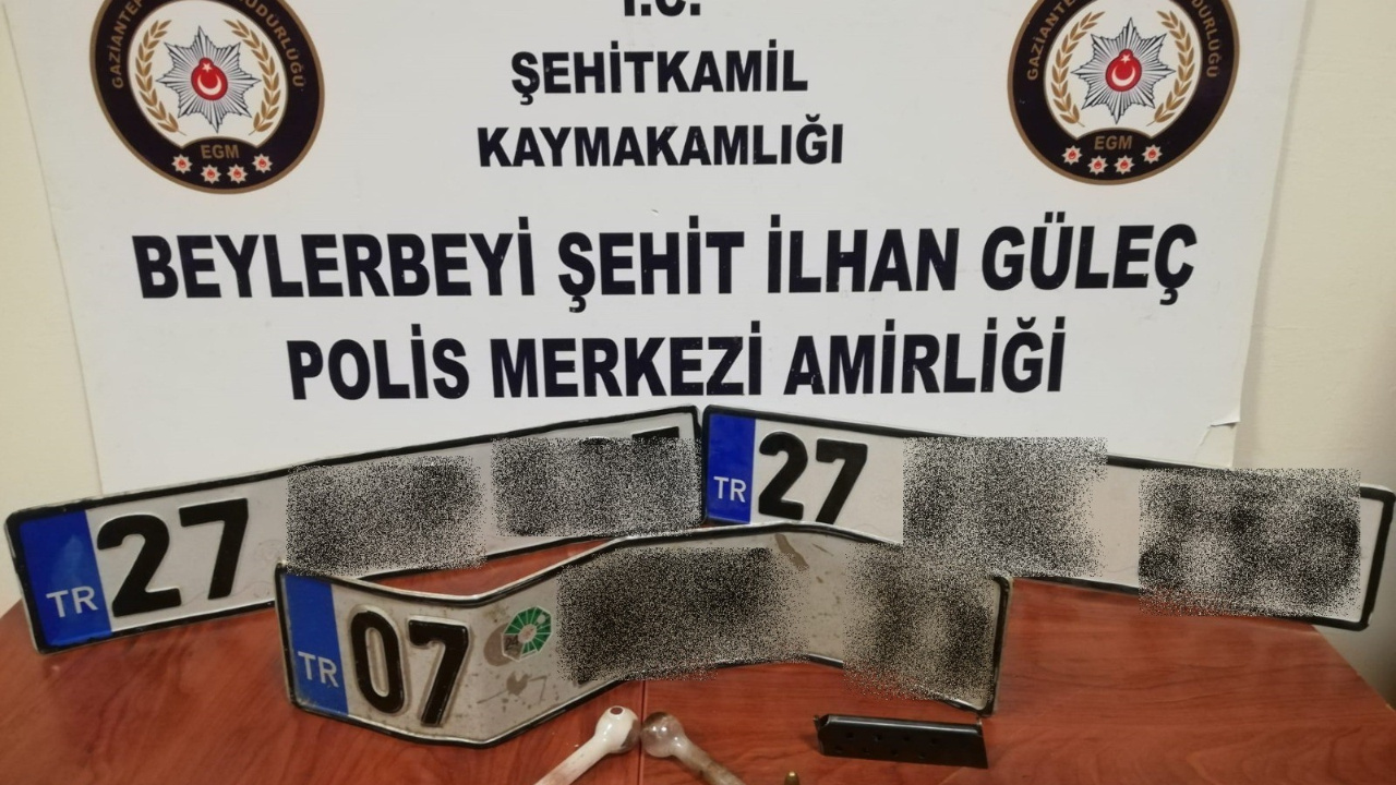 Gaziantep’te polis ekipleri tarafından plaka hırsızları yakalandı