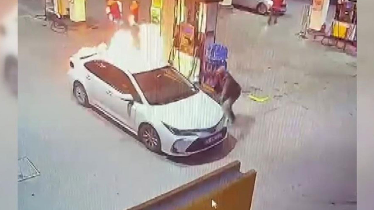 Benzin istasyonunda alev alan otomobil cayır cayır yandı!