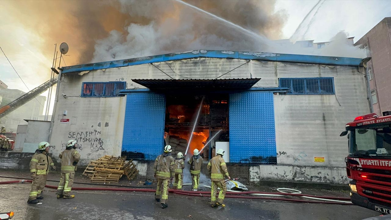 Maltepe'de iş yerinde çıkan yangın söndürüldü