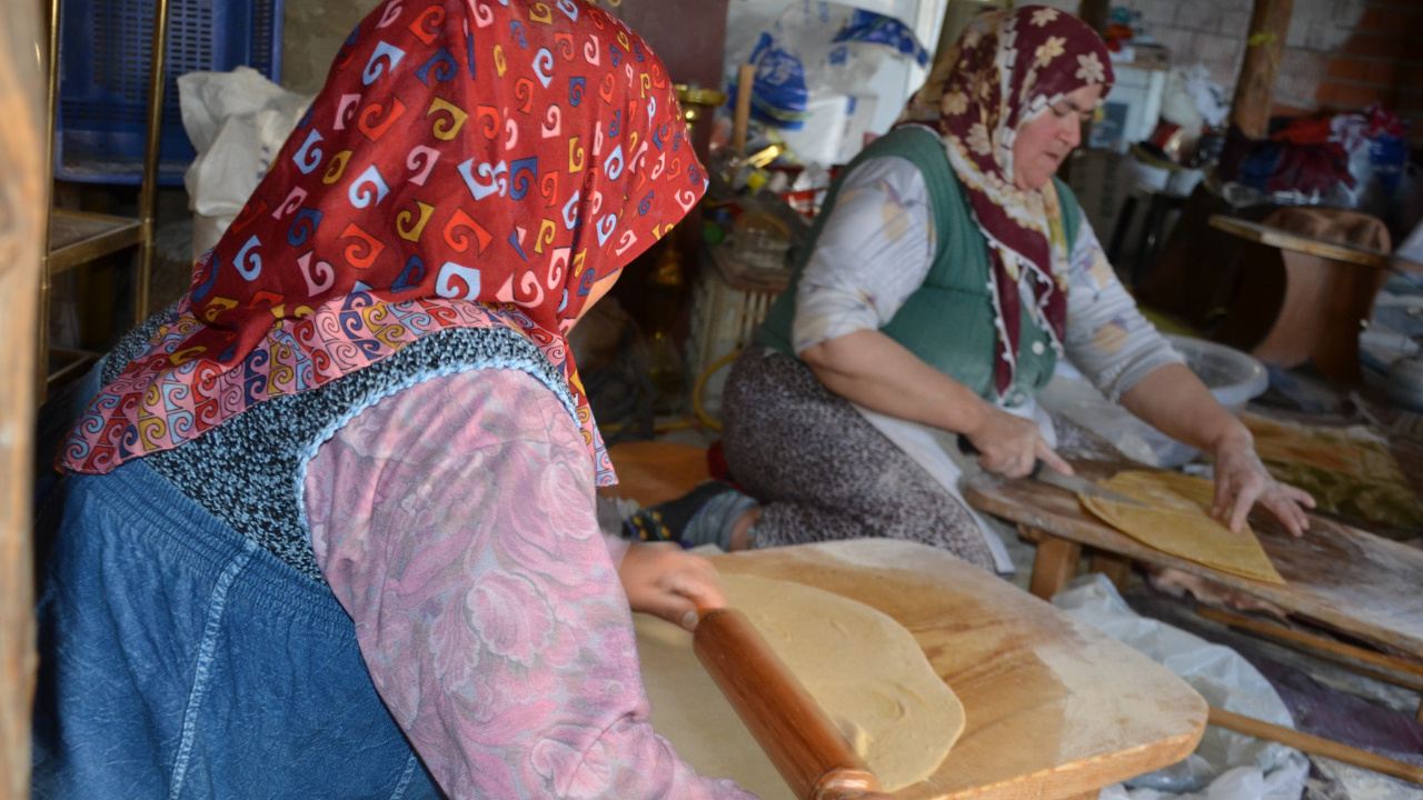 Antalyalı kadınların dibek taşında buğday dövme geleneği devam ediyor