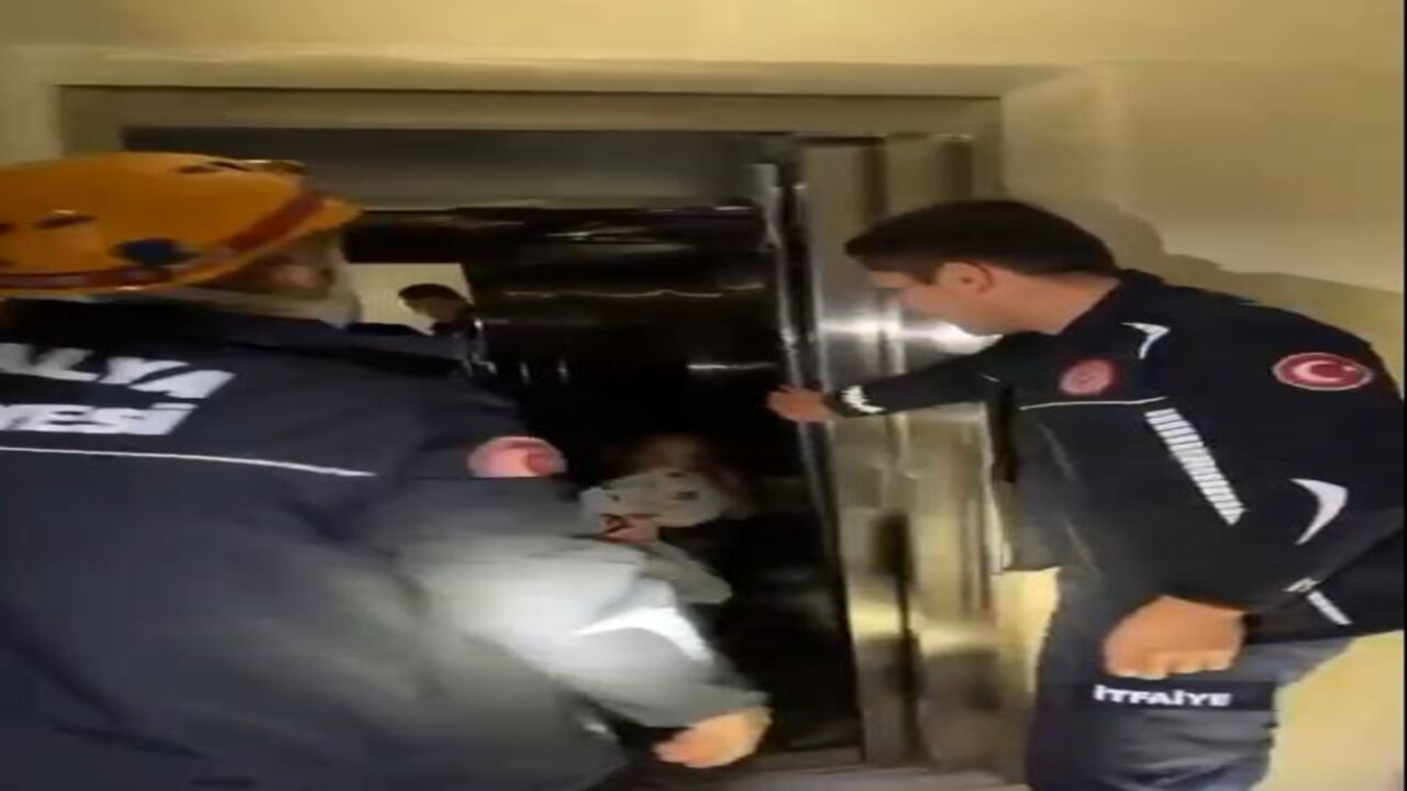 Antalya'da asansörde mahsur kaldılar, yardımlarına itfaiye koştu