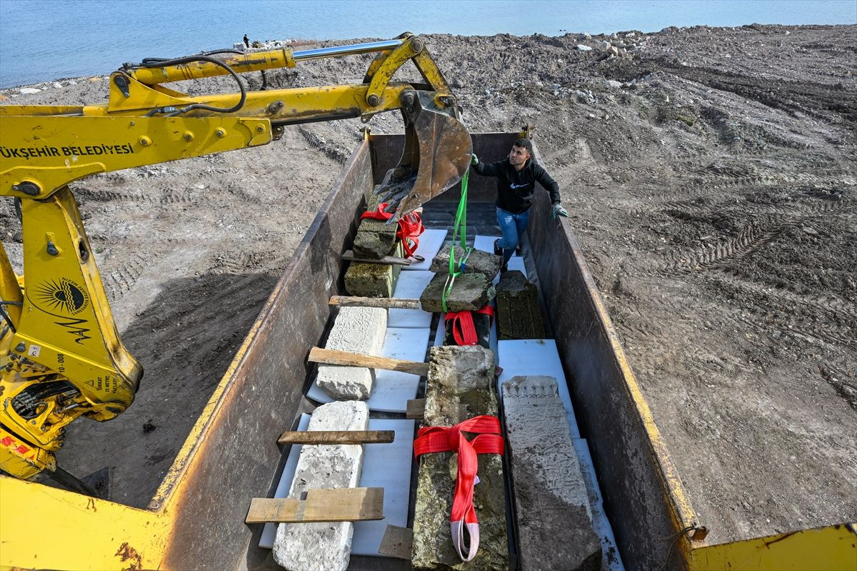 Van Gölü çekilince Selçuklu mezar taşları ortaya çıktı!