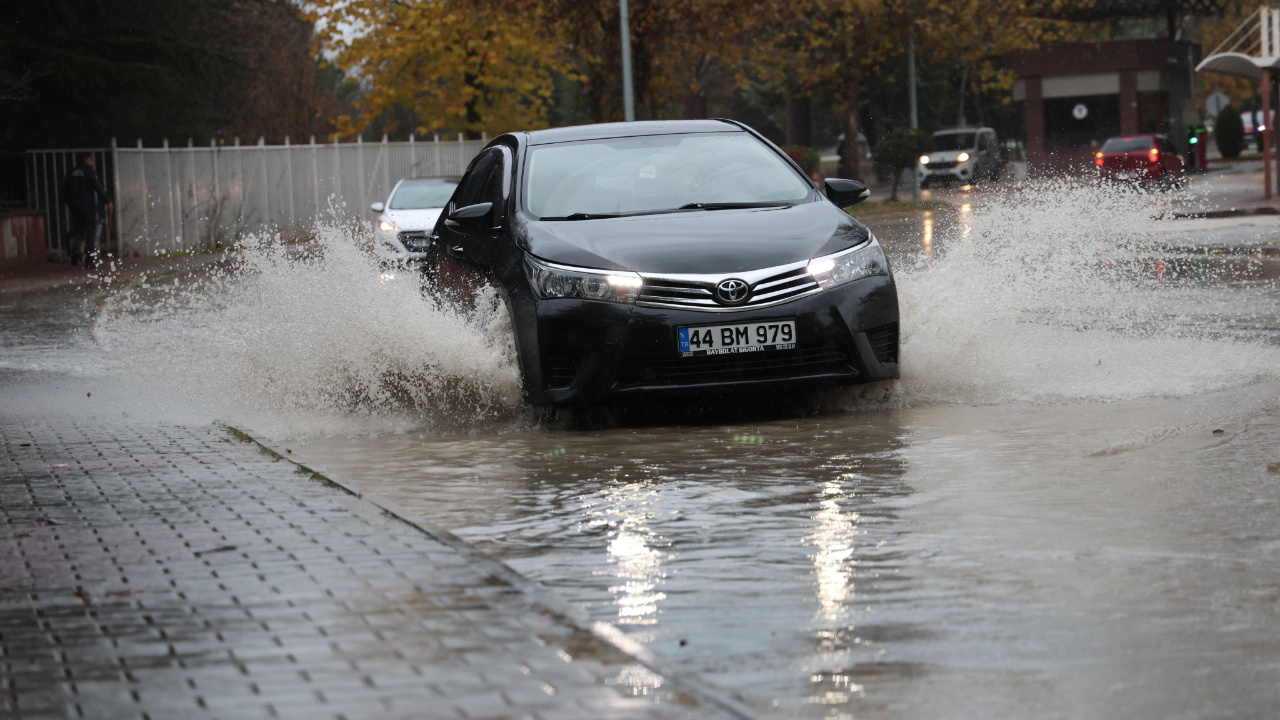 Elazığ'da şiddetli yağış etkili oldu, sürücüler zor anlar yaşadı