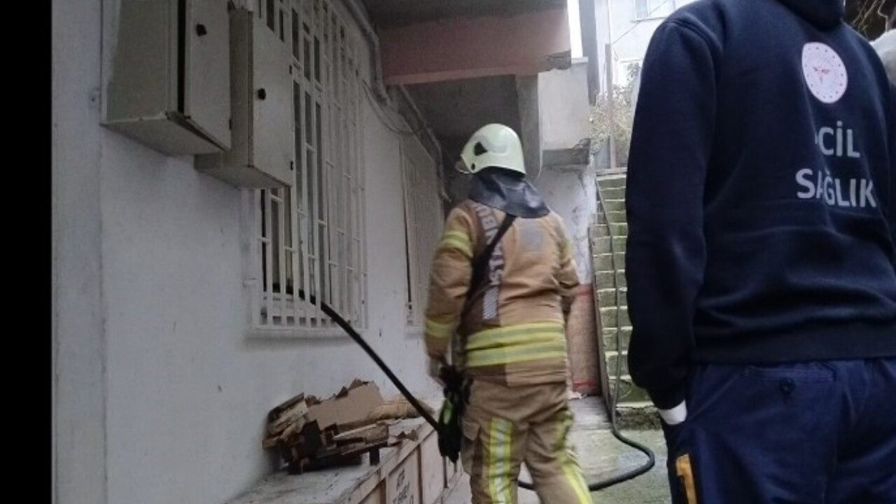 Maltepe'de 3 katlı binada çıkan yangın vatandaşları panikletti