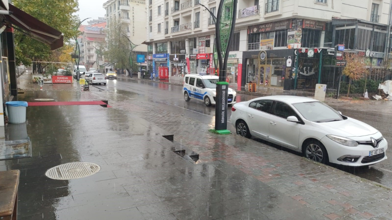 Bingöl’de sağanak yağış etkili oldu, sürücüler zor anlar yaşadı