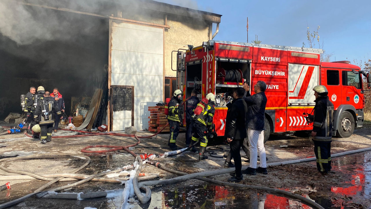 Kayseri'de mobilya fabrikasında yangın çıktı!
