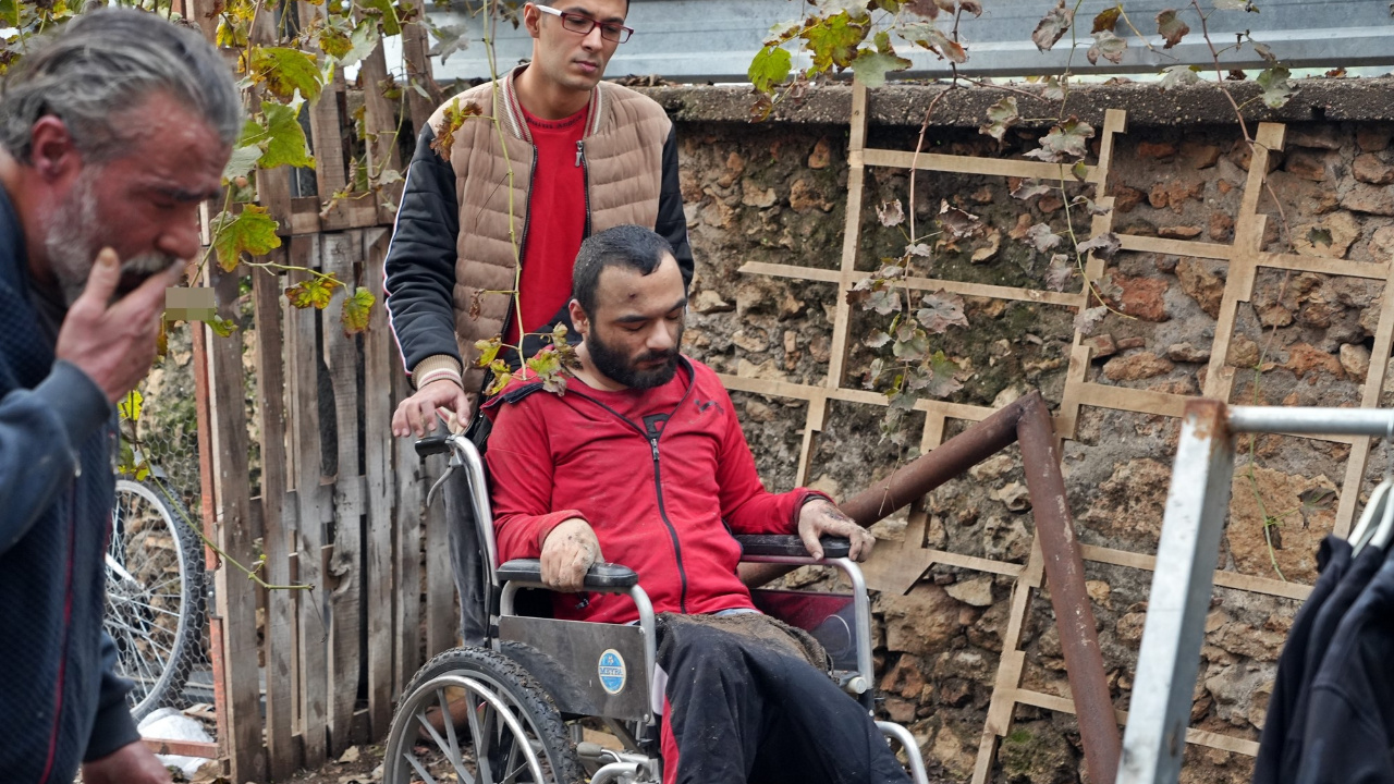 Antalya'da yanan evdeki engelli genci ölümden babası kurtardı