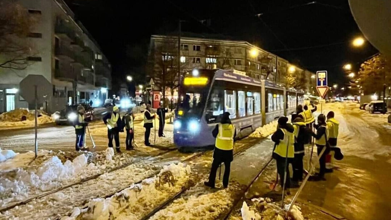Münih’te yoğun kar yağışı nedeniyle valizler sahiplerine teslim edilemiyor