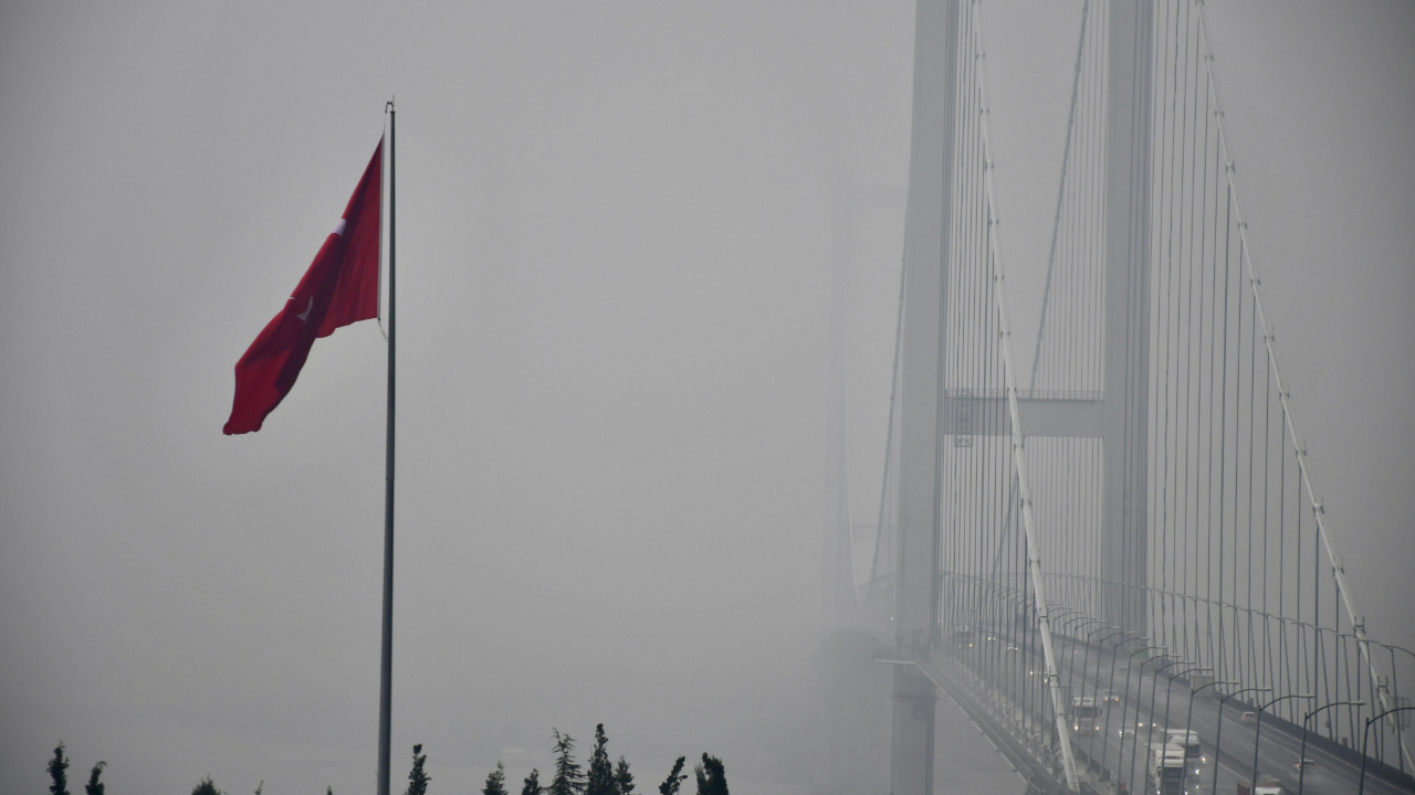 Osmangazi Köprüsü yoğun sis sebebiyle adeta görünmez oldu