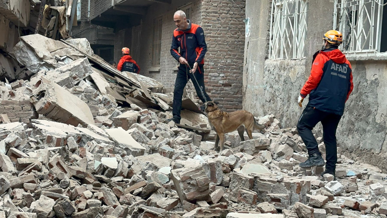 Diyarbakır'da 5 katlı metruk bina çöktü! Çökme anı kamerada