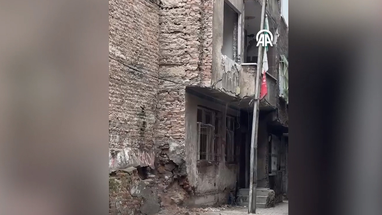 Diyarbakır’da boş bina kendiliğinden çöktü