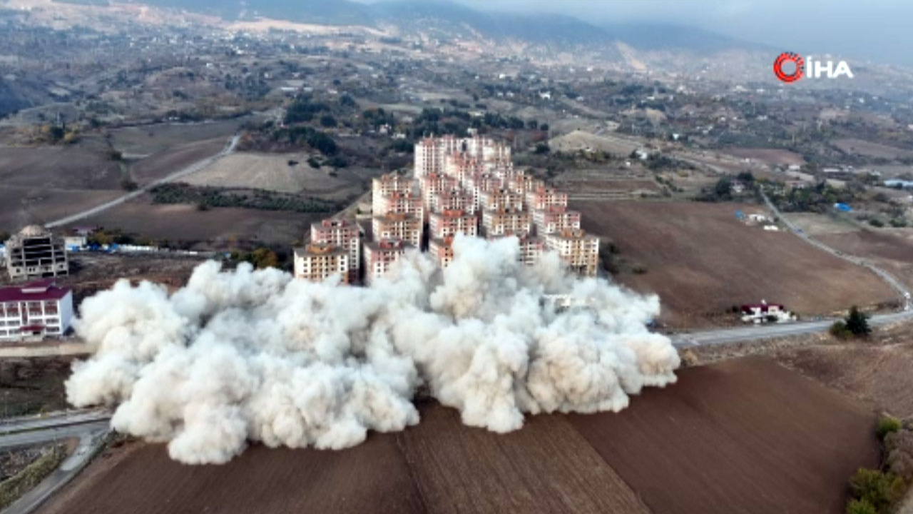 Kahramanmaraş’ta ağır hasarlı binalar patlayıcılarla yıkılıyor
