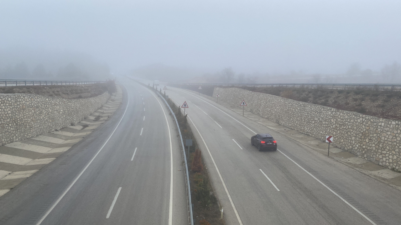 Kastamonu’da yoğun sis etkili oluyor, sürücüler zor anlar yaşadı