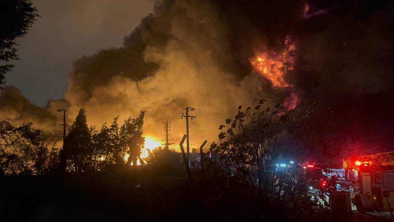 Kocaeli'nde büyük yangın! Lojistik fabrikasında çıktı diğer fabrikalara da sıçradı