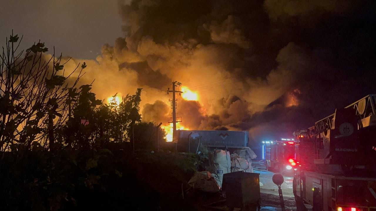 Kocaeli'nde büyük yangın! Lojistik fabrikasında çıktı diğer fabrikalara da sıçradı