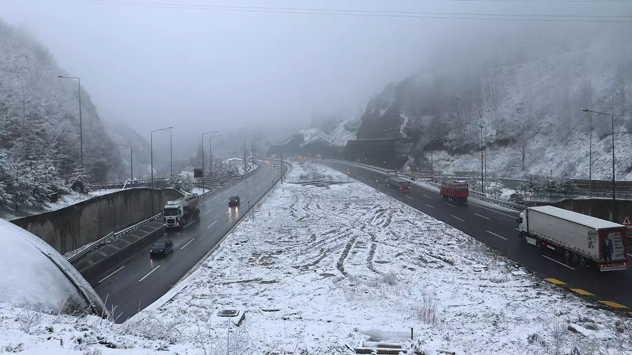 Karlıova’da yüksek rakımlı tepelerde karla mücadele devam ediyor