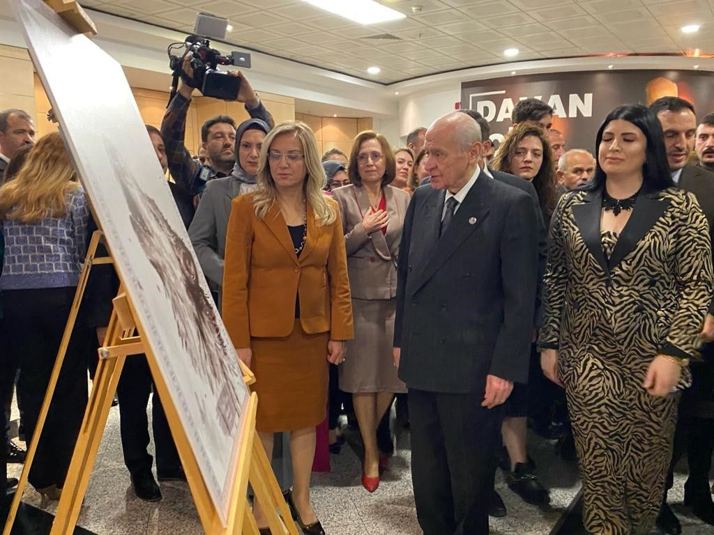 MHP lideri Bahçeli, “Yeni Yüzyılın Kara Kalem Sergisi”ne katıldı