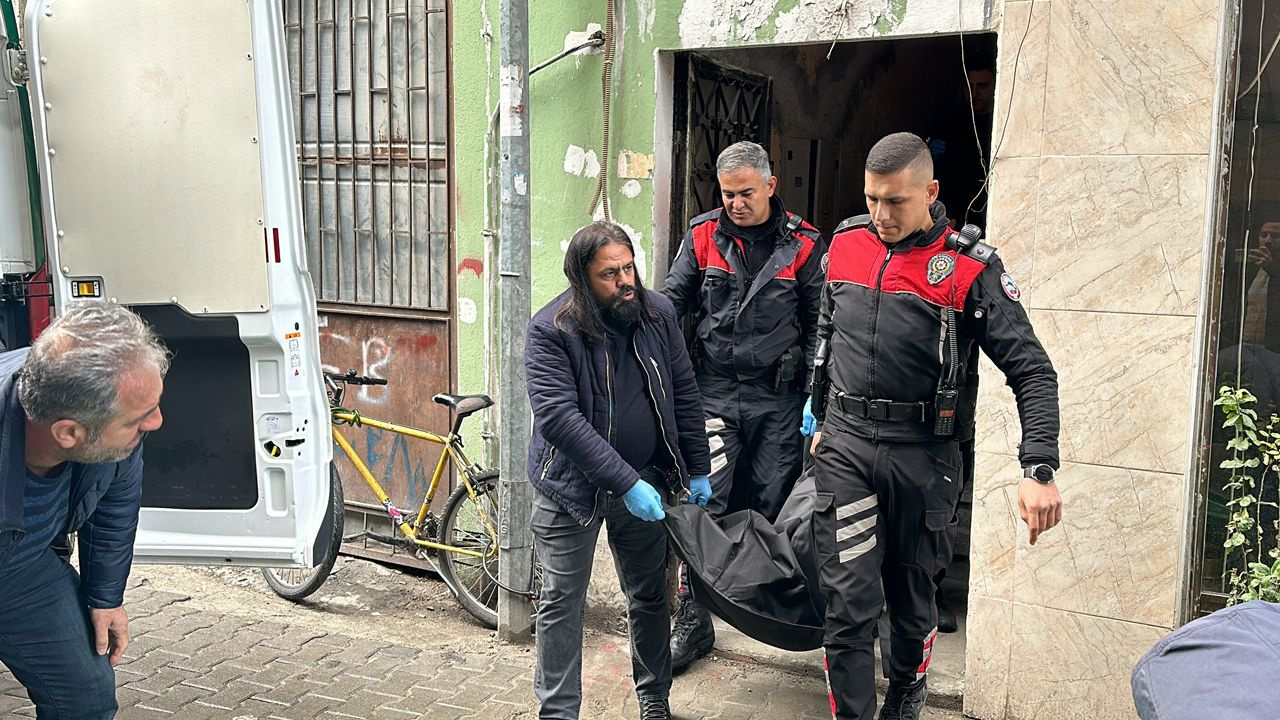 Kız arkadaşını evinde öldürdü, taksiyle kaçtı! Mersin'de genç İrem'e yapılan vahşet...