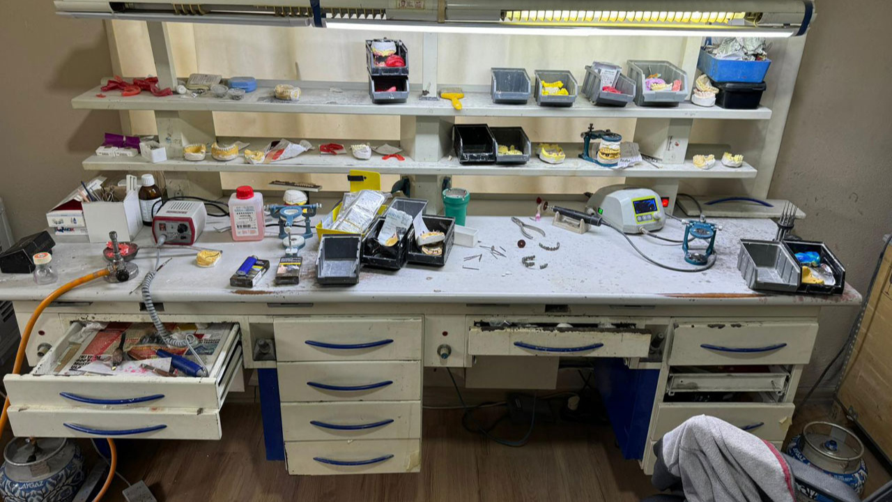 Adana'da kaçak diş laboratuvarına operasyon: 7 zanlı yakalandı!